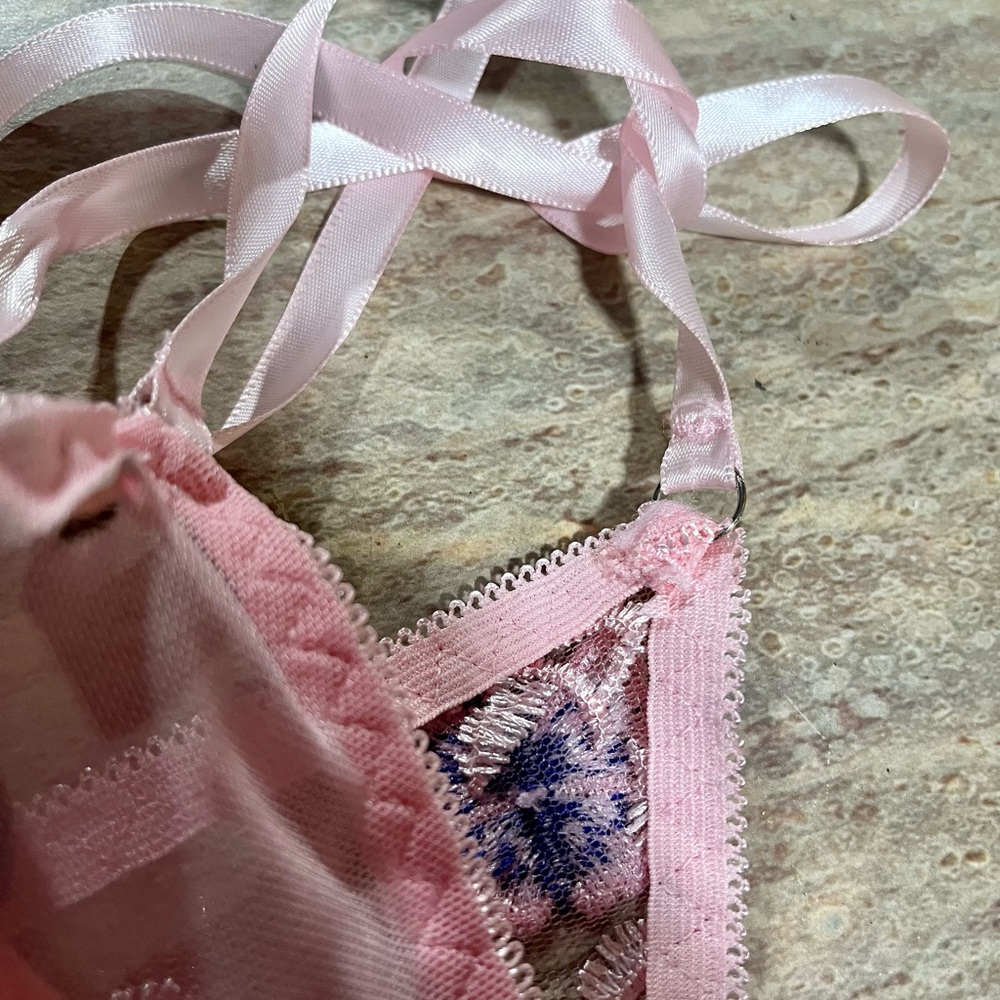Lingerie set with embossed flowers with ribbons. - Picture 5 of 9